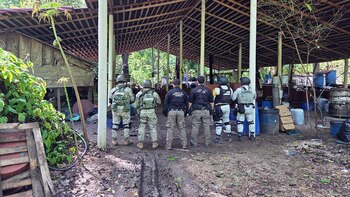 Las autoridades incautaron 900 kilos de metanfetamina. Crédito: FGR