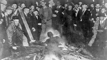 La supuesta historia de la indefensa mujer blanca violentada por el negro corrió como un reguero de pólvora que no demoró en encenderse y estallar