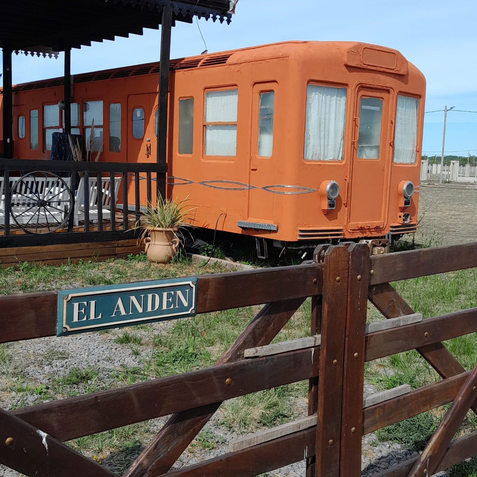En estos cinco años el vagón fue pintado tres veces. La segunda vez, Juan optó por un revestimiento texturado naranja que con el tiempo se quebró. Así que, nuevamente, volvió a elegir el gris; pero con una pintura de membrana más resistente