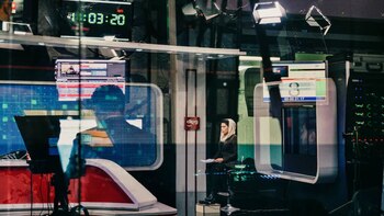 Una presentadora de noticias de