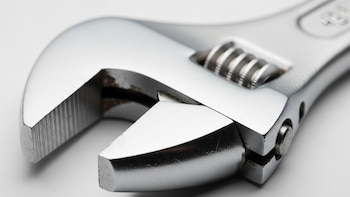 El error que comete casi todo el mundo al usar una llave ajustable y que arruina la tuerca