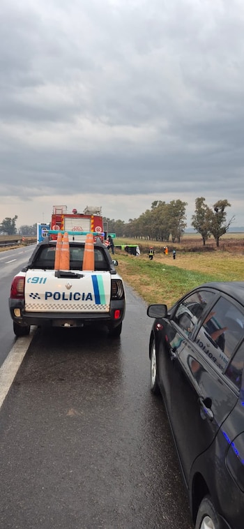 Un micro volcó en Carmen de Areco y hay heridos