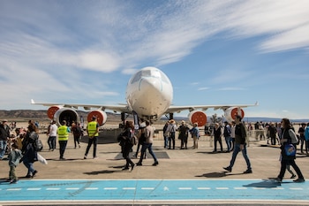 Avión en pista. Imagen de