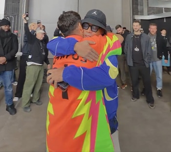 El video además sumó una colaboración inédita entre dos leyendas como Jorge Campos y Ronaldinho. (X/ @10Ronaldinho)