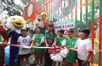 La alcaldesa Evelyn Parra encabezó la inauguración de 26 canchas de fútbol rehabilitadas en distintos puntos de Venustiano Carranza, una acción que busca fomentar el deporte, fortalecer la convivencia comunitaria y recuperar espacios públicos rumbo al Mundial 2026