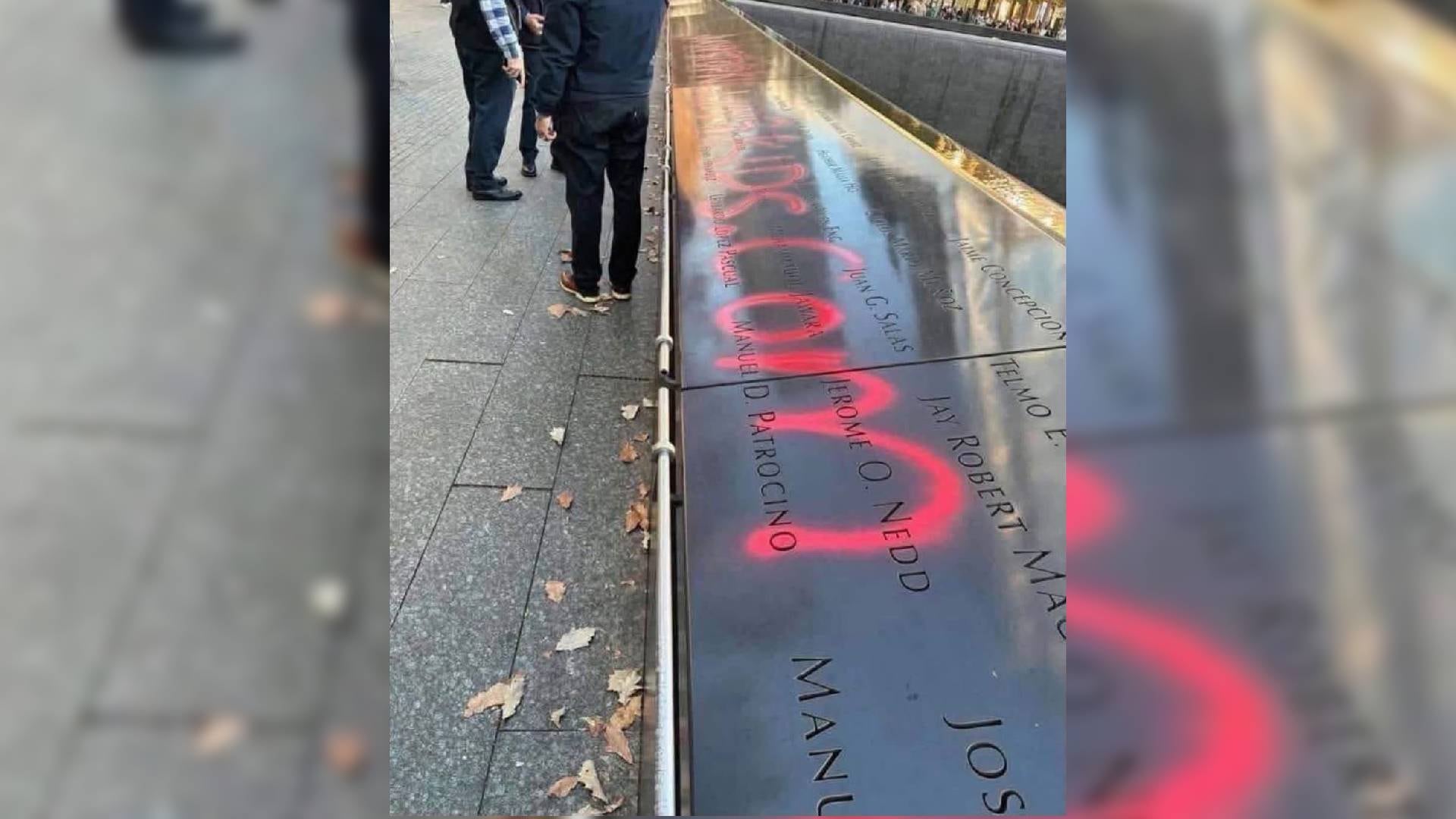 Jonathan Tijerina vandalizó con pintura roja los paneles del Memorial del 11-S en el Bajo Manhattan. (X / Thomas P. Sullivan)