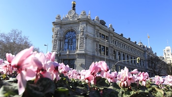 Banco de España prevé que la deuda de los hogares copará el 65% de sus rentas en 2028 por la guerra en Irán