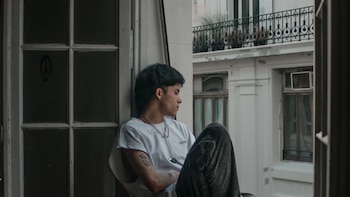 Un psicólogo explica la forma sana de ser honestos con nosotros mismos: la señal que delata el autoengaño y el cambio que más calma la ansiedad