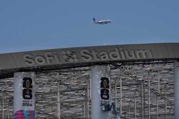 El moderno estadio de Inglewood recibe a miles de personas y concentra la atención internacional en varios encuentros clave (AP Foto/Jae C. Hong)