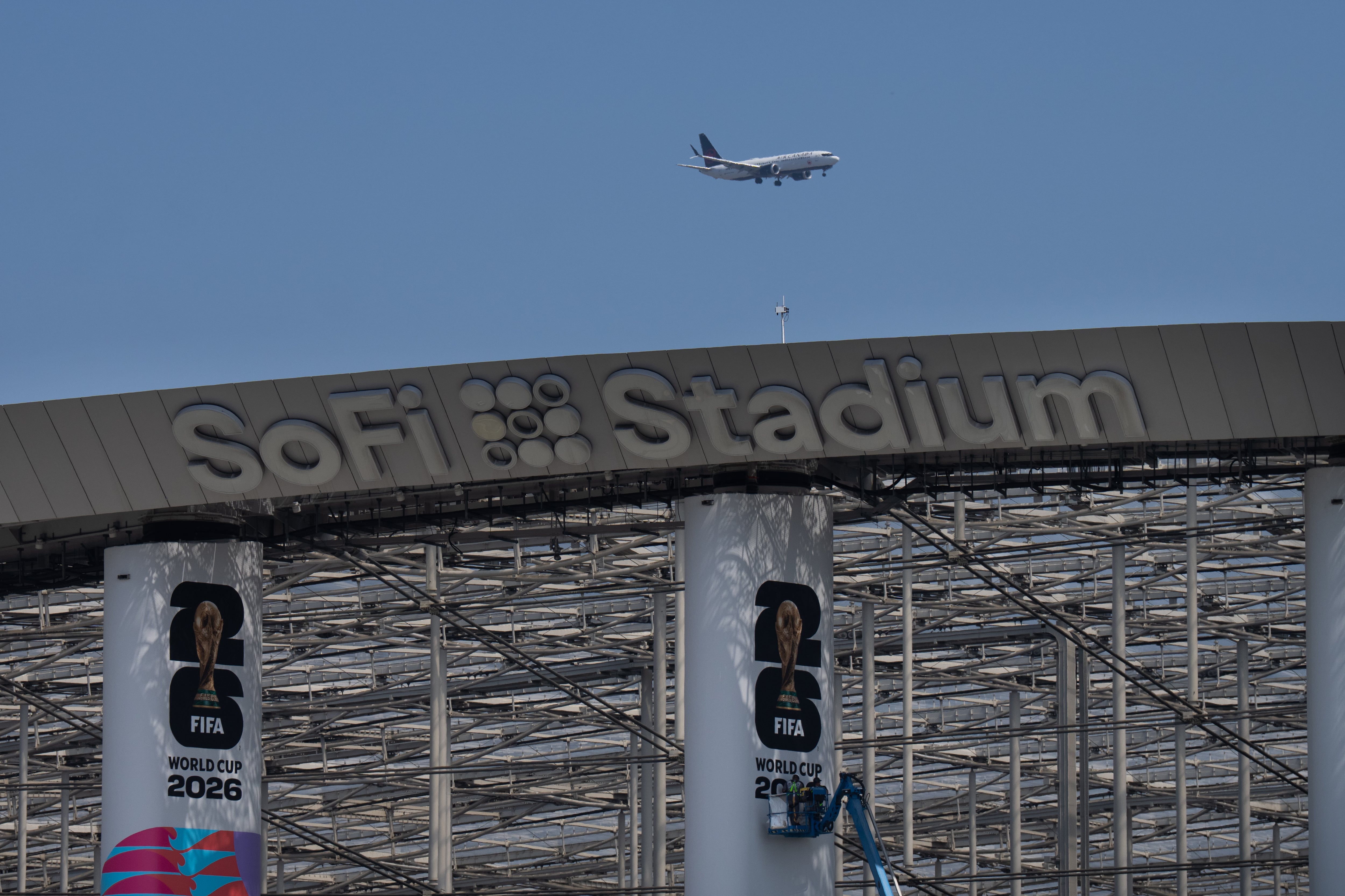El moderno estadio de Inglewood recibe a miles de personas y concentra la atención internacional en varios encuentros clave (AP Foto/Jae C. Hong)