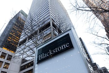 FOTO DE ARCHIVO: Rótulo fuera de la sede del Grupo Blackstone en la ciudad de Nueva York, EE UU, 18 de enero de 2023. REUTERS/Jeenah Moon/Foto de archivo