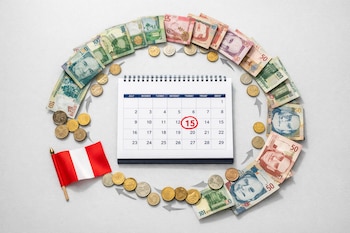 Un calendario de julio con el día 15 marcado, billetes y monedas peruanas, flechas circulares y una bandera de Perú sobre un fondo claro.