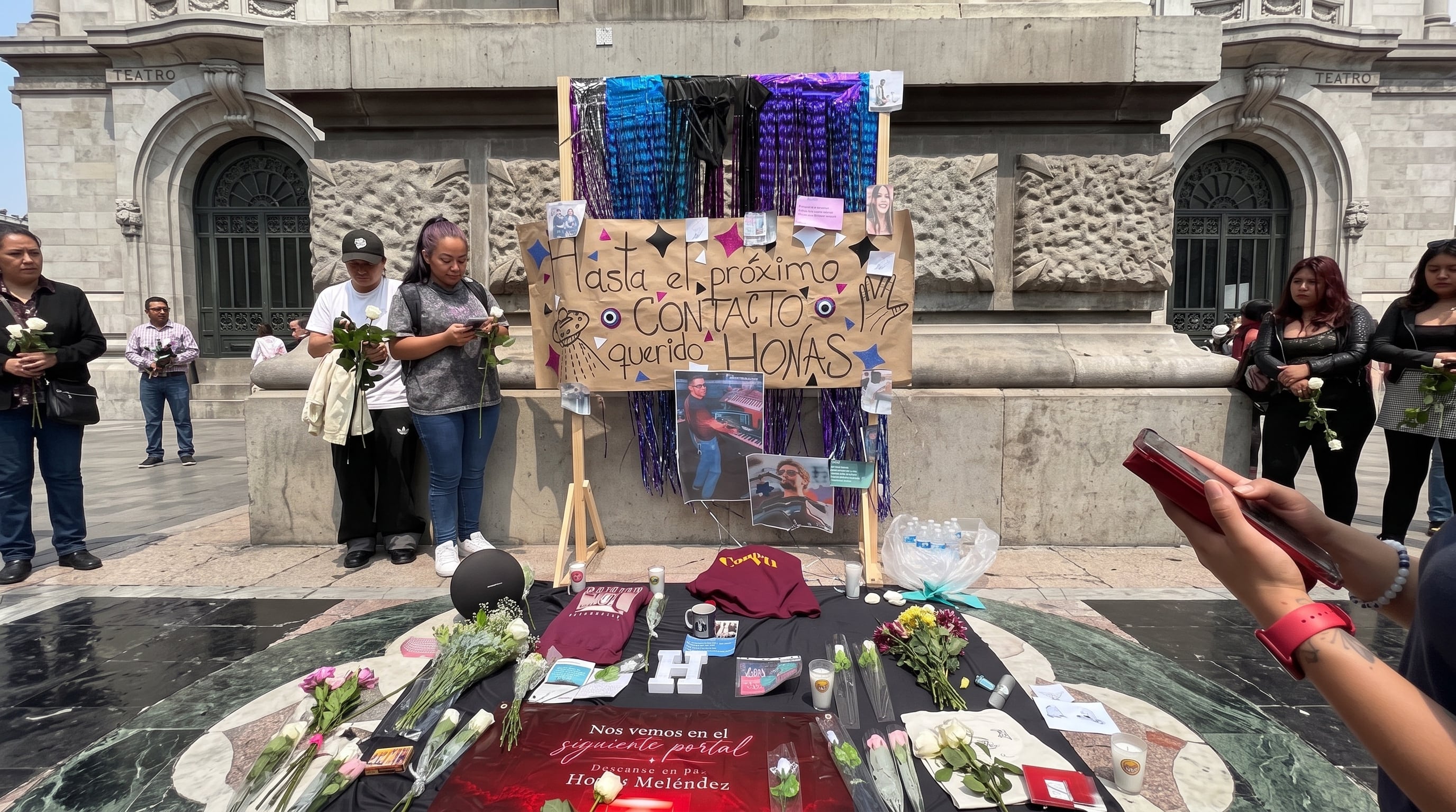 Varias personas con rosas blancas se reúnen ante una ofrenda con fotografías, carteles y flores dedicada a Honas Meléndez. (Imagen Ilustrativa Infobae)