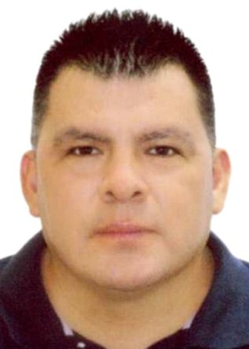 Fotografía de rostro de un hombre con cabello corto y oscuro que viste una camiseta polo sobre un fondo blanco