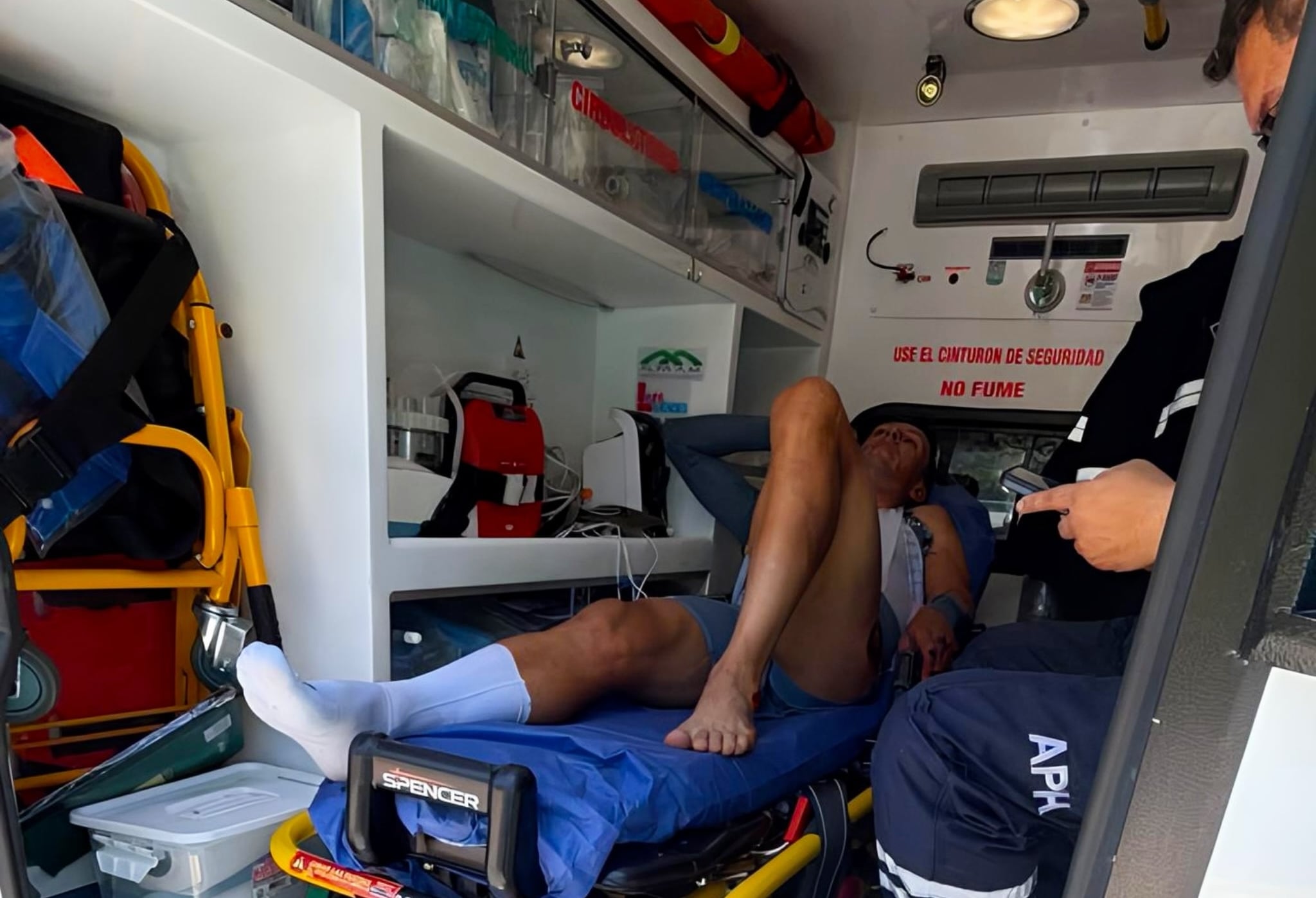 Wilmar Paredes debió ser trasladado a un centro asistencial para atender sus heridas por el accidente - crédito @team_medellin_epm/Instagram