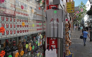 Escaparate de una tienda en Gibraltar donde se pueden ver paquetes de tabaco y botellas de alcohol, además de souvenirs y otros regalos.
