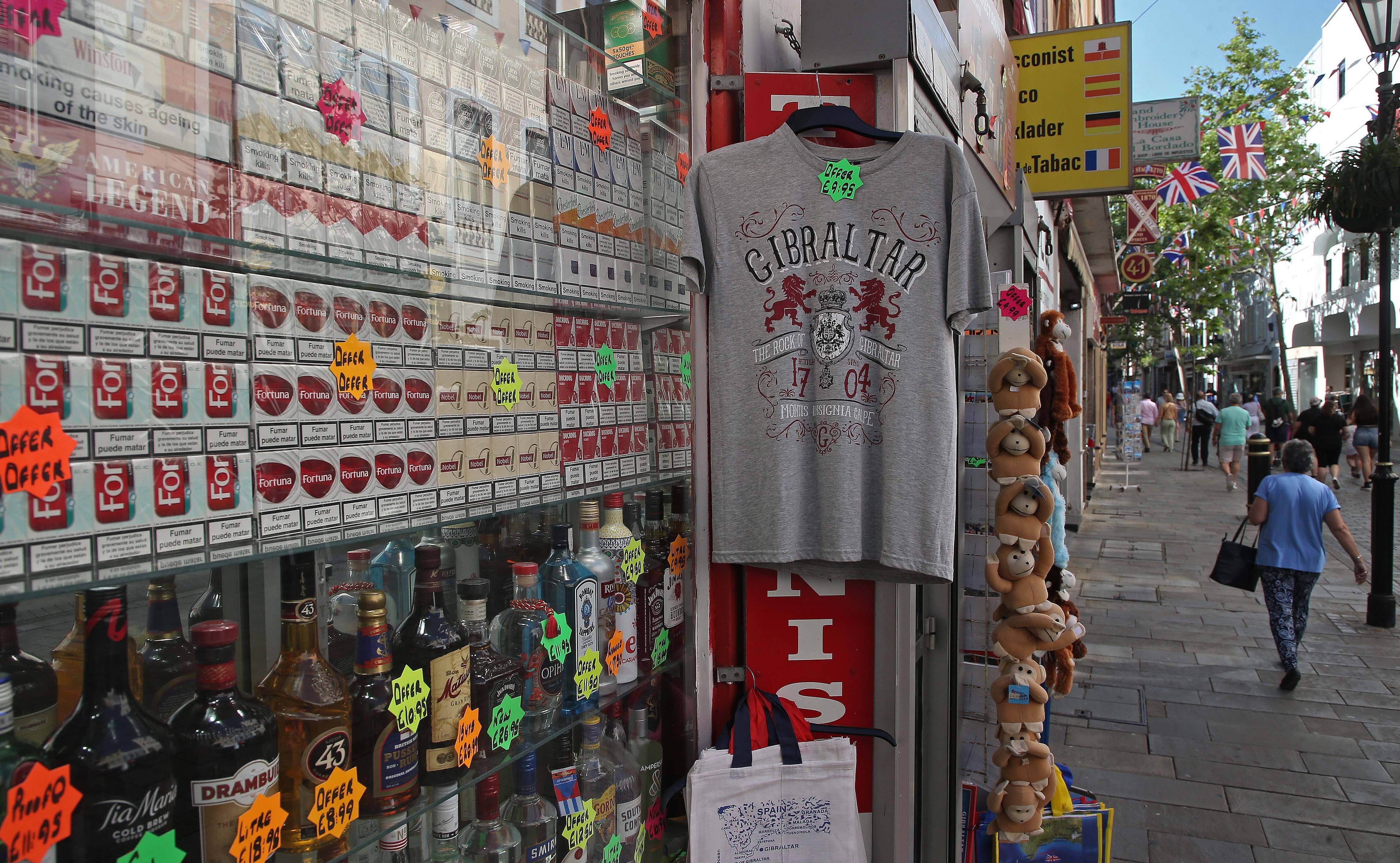 Una tienda de tabaco, regalos y venta de alcohol en Gibraltar (Nono Rico / Europa Press)