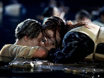 James Cameron se inspiró en la historia de Fang Lang para la escena de Jack y Rose sobre la tabla. ()Captura de video