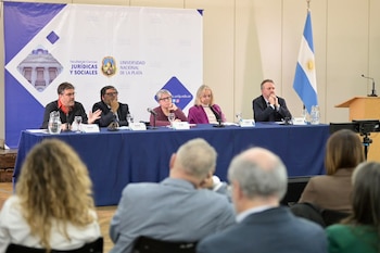 Carlos Bianco expone sobre proceso electoral junto a Hilda Kogan