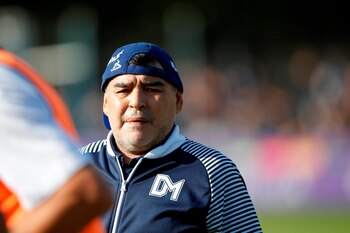 El director técnico de Gimnasia y Esgrima, Diego Maradona (c). EFE/ Demian Alday Estévez/Archivo
