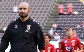 El entrenador Jordi Ferron en un partido del INAC Kobe Leonessa.