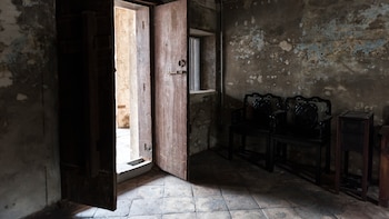 Una mujer compra una casa con más de 600 años de antigüedad en Italia: “Esta puerta secreta antes daba a la iglesia”