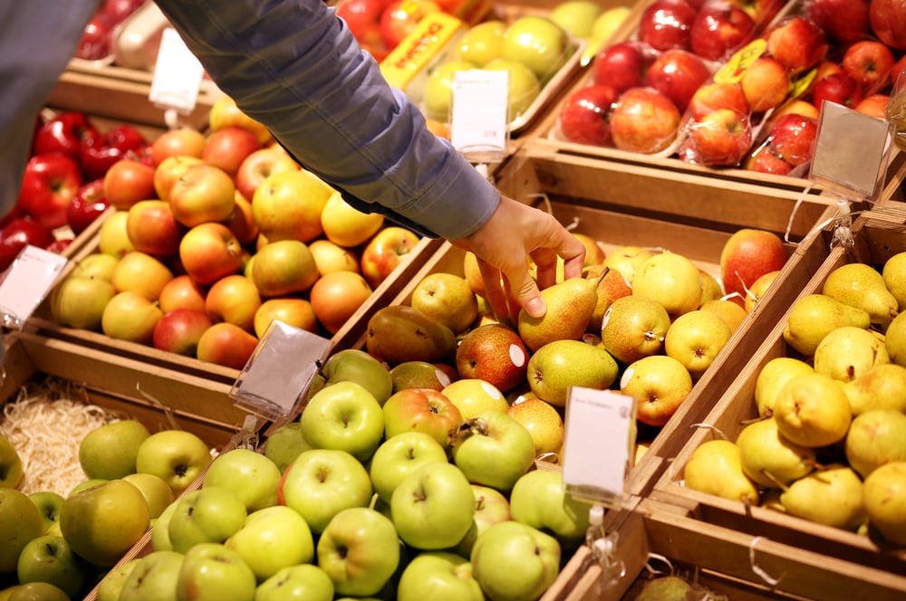 Manzanas y peras en una frutería (Shutterstock)
