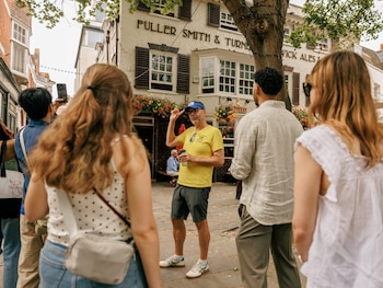 Matt Allard leads a tour of popular ÒTed LassoÓ locations in the Richmond-upon-Thames suburb of London, July 26, 2026. Fans of the warmhearted Apple TV show are flocking to Richmond-upon-Thames, which has long been a destination for visitors and film location scouts. (Sam Bush/The New York Times)