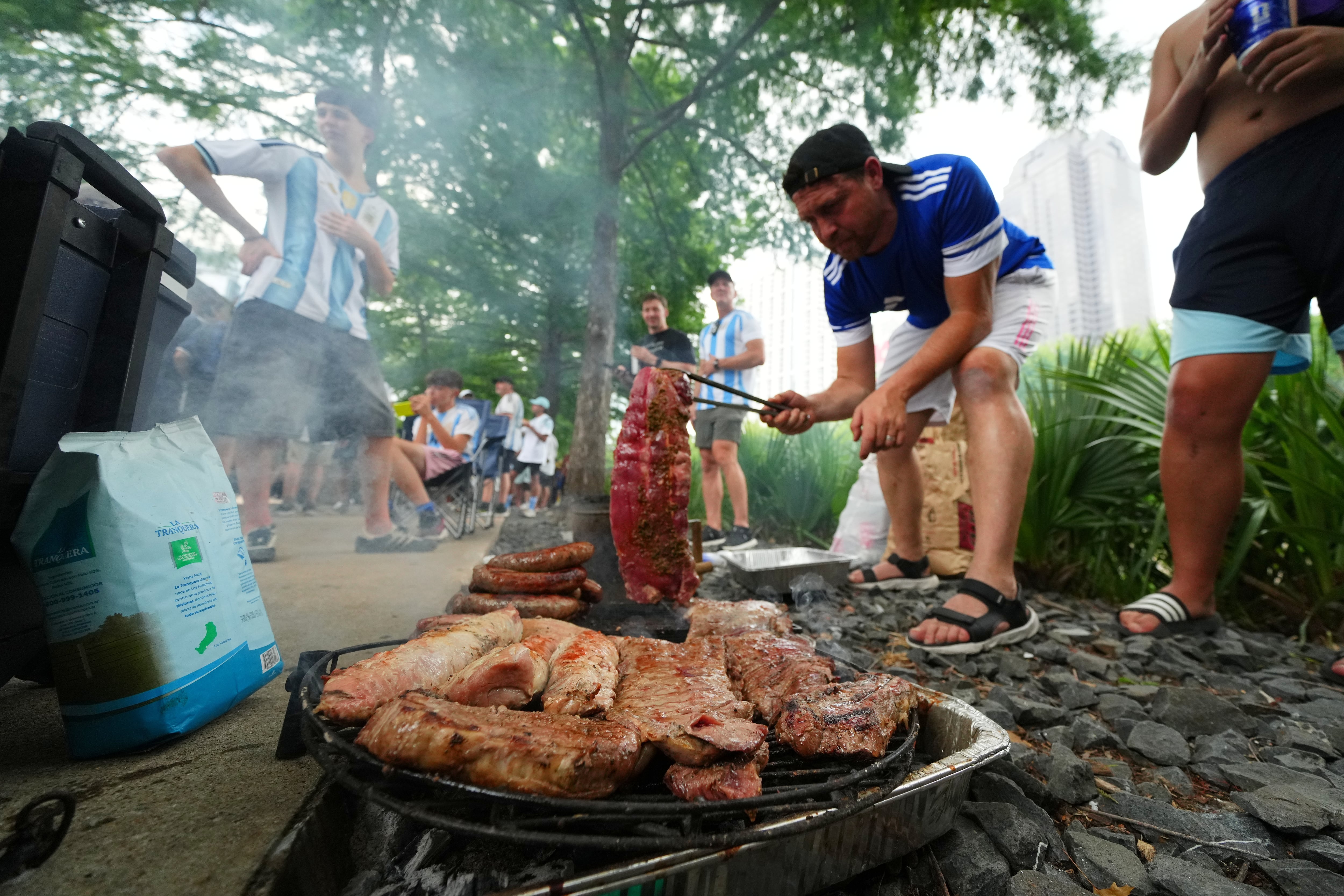 El Mundial de fútbol reavivó en Texas el debate entre fanáticos argentinos y texanos por la supremacía de la carne vacuna (AP Photo/Julio Cortez)