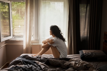 Una chica sentada en su