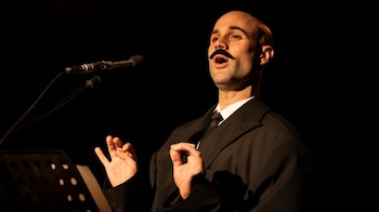 Siete canciones criollas peruanas reinterpretadas desde una perspectiva contemporánea acompañan la historia de Silvio, un hombre que busca liberarse de la represión y explorar su identidad en una travesía llena de humor y transgresión.
