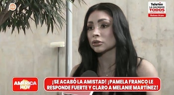 Pamela Franco habla frente a un micrófono en una transmisión de televisión con texto informativo en la pantalla