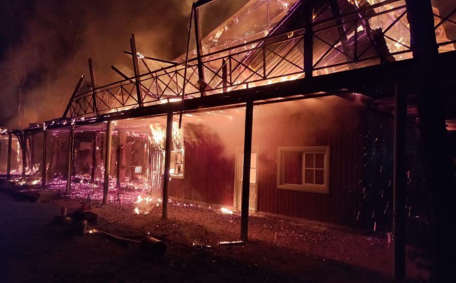 Bomberos y voluntarios trabajaron intensamente hasta lograr la extinción total del incendio que se desató en la madrugada
