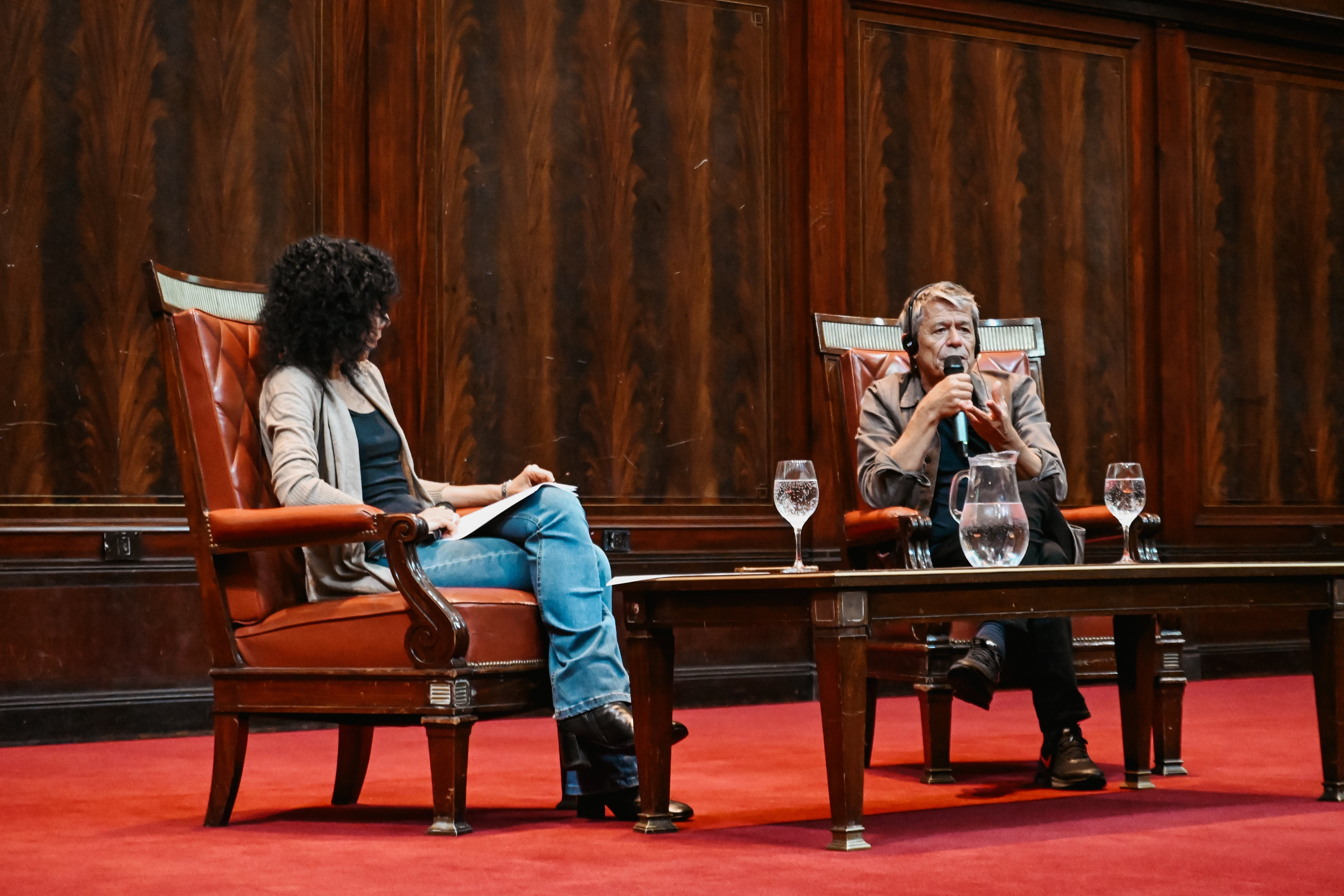 Emmanuel Carrère conversó con Leila Guerriero ante más de 800 personas en la Universidad de Buenos Aires durante el Festival Internacional de Literatura.