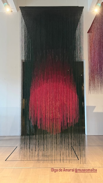 Las obras de Olga de Amaral exhibidas en el MALBA exploran el arte textil contemporáneo con materiales como lana, lino y crin de caballo