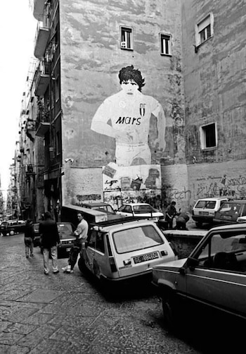 Antonio Esposito, conocido como “Bostik”, es una figura clave en la construcción simbólica y turística del llamado Largo Maradona, en los Quartieri Spagnoli de Nápoles.