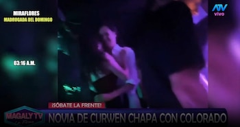 Carla Campos, pareja de Curwen: video la muestra bailando muy cerca de otro hombre en una discoteca, ¿se besaron? Captura: Magaly TV La Firme.