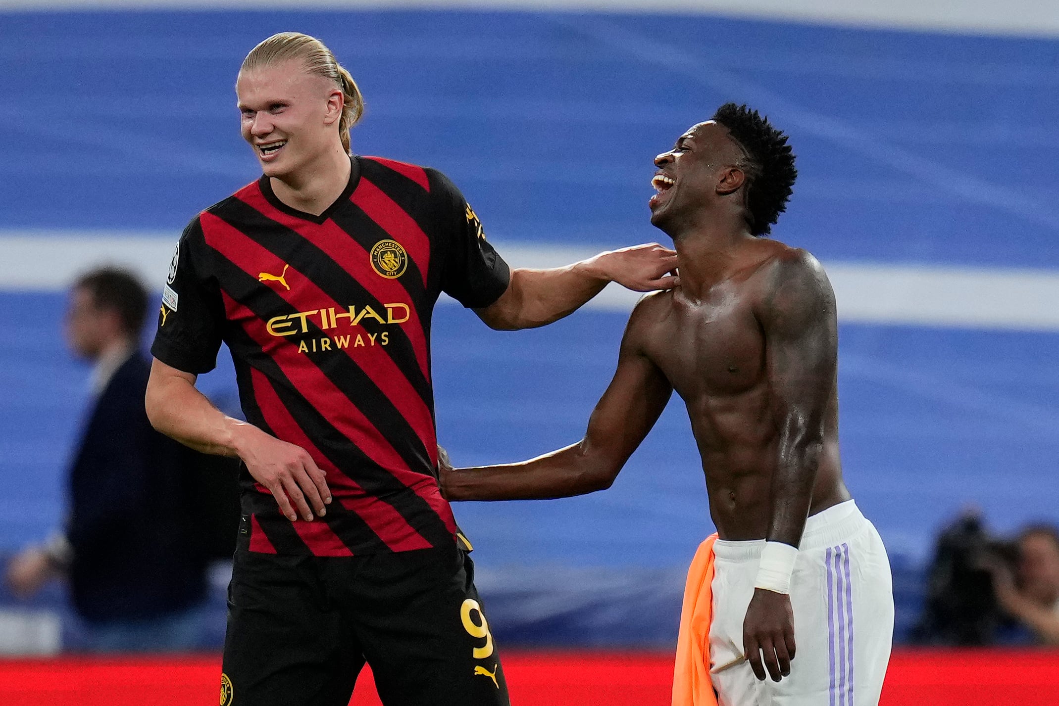 Erling Haaland y Vinicius Junior, en un partido entre el Manchester City y el Real Madrid. (AP Foto/Manu Fernández)