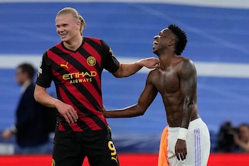 Erling Haaland (izquierda) del Manchester City saluda a Vinicius Junior del Real Madrid al término de la ida de la semifinal de la Liga de Campeones, el martes 9 de mayo de 2023, en Madrid. (AP Foto/Manu Fernández)