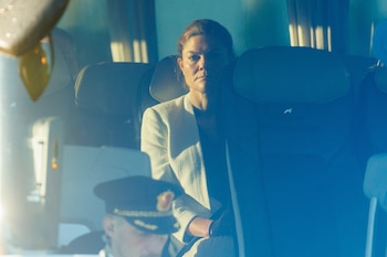 La princesa heredera Victoria de Suecia llega al aeropuerto de Oslo-Gardermoen para asistir al funeral del rey Harald V de Noruega