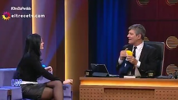 Oriana Sabatini, reconocida hincha de River, recibió con humor el obsequio de la camiseta de Boca durante el programa Otro Día Perdido