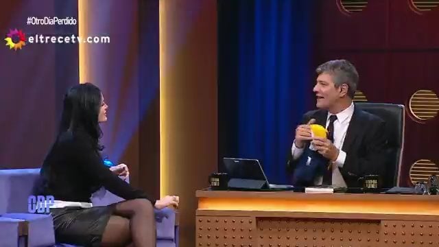 Oriana Sabatini, reconocida hincha de River, recibió con humor el obsequio de la camiseta de Boca durante el programa Otro Día Perdido
