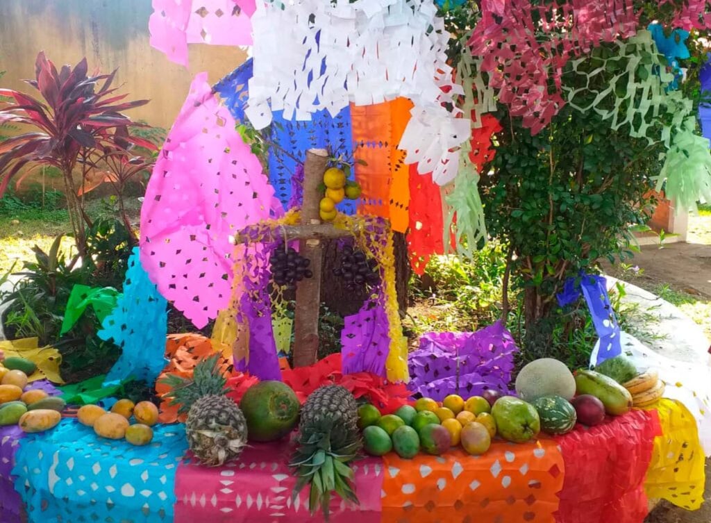 La Fiesta de las Cruces se celebra en América Latina cada 3 de mayo, uniendo tradiciones indígenas y cristianas en torno al símbolo de la cruz. (Cortesía: Ágape)