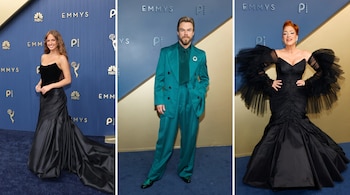 Tres fotografías de dos mujeres con vestidos negros y un hombre con traje verde sobre una alfombra azul con logotipos de los Premios Emmy.
