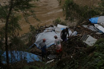 Personas retiran los escombros ocasionados por el Huracán Otis hoy, en la comunidad de la Solapa, Acapulco, estado de Guerrero (México). EFE/José Luis de la Cruz