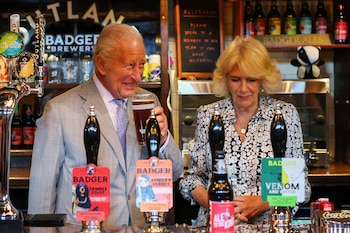 El rey Carlos III brinda con cerveza entre risas tras la derrota de Inglaterra en el Mundial 2026 (Grosby)