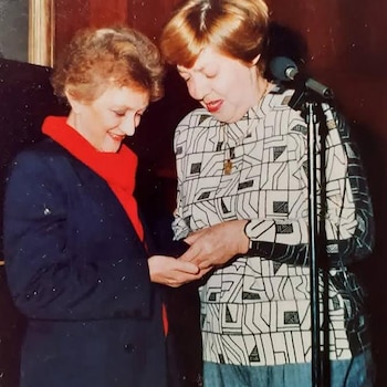 María Teresa Corral junto a