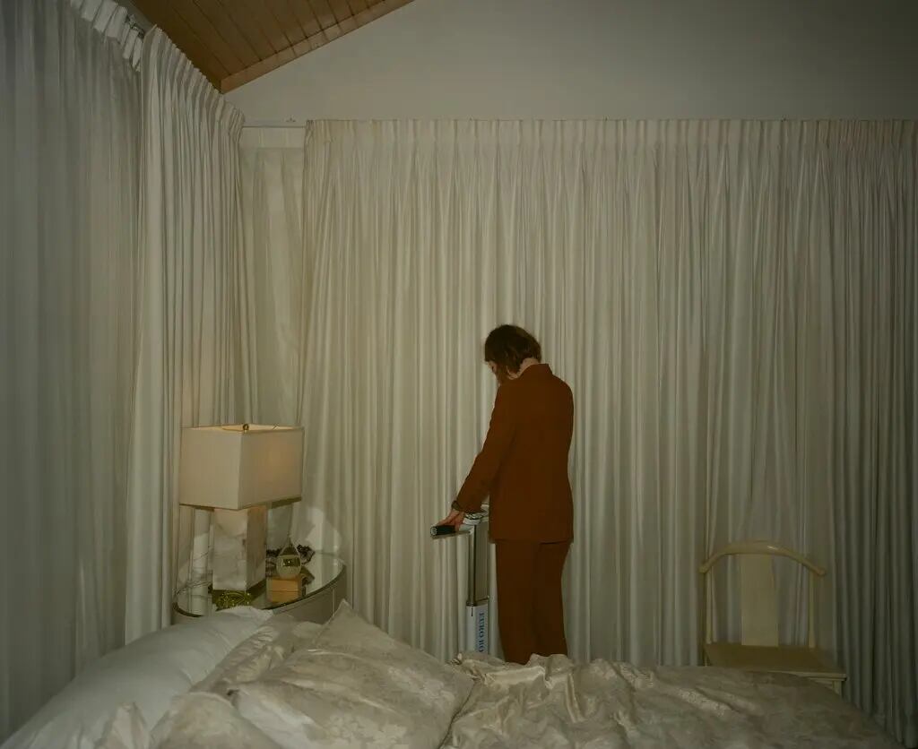 “nola 2” de Lanthimos, de una selección de fotografías tomadas en Nueva Orleans y sus alrededores durante el rodaje de “Kinds of Kindness”