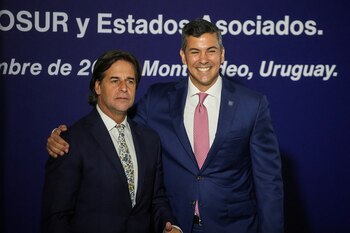 Luis Lacalle Pou junto a Santiago Peña (REUTERS/Mariana Greif)