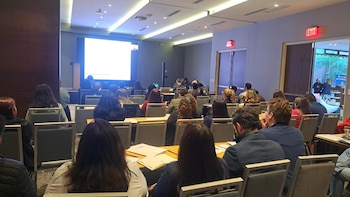 Participantes asisten a una sesión